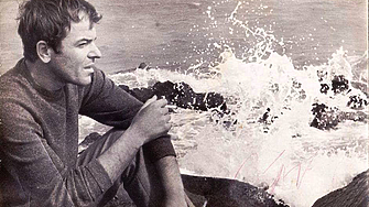 „Морето се отдръпна пред очите ми, на дъното му се усмихва лятото“: вечната любов на Христо Фотев  