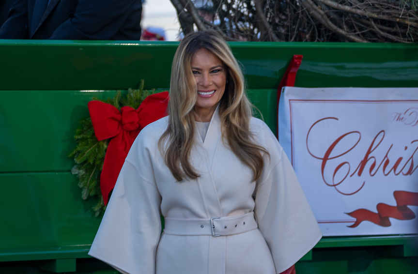 Стилна Коледа: Мелания Тръмп посрещна елхата в Белия дом със зашеметяваща празнична визия