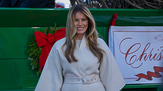 Стилна Коледа: Мелания Тръмп посрещна елхата в Белия дом със зашеметяваща празнична визия
