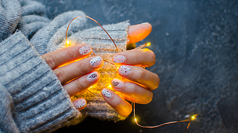 От ледени снежинки до плетен пуловер – 8 стилни идеи за зимен маникюр 