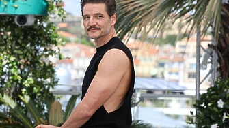 Педро Паскал уловен на романтична среща с неочаквана компания