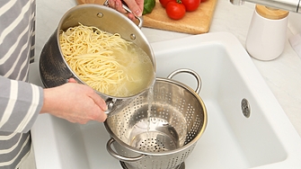 Не изхвърляйте водата от сварената паста - ето за какво може да я използвате