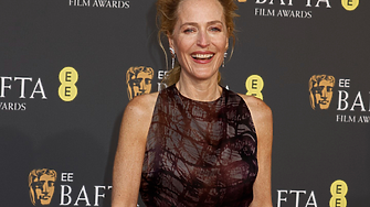 Изненадваща поява на модния подиум: Джилиън Андерсън дефилира за Miu Miu в Париж 