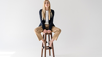 Поклащате краката си, докато седите? Ето какво означава това