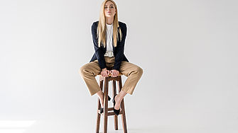 Поклащате краката си, докато седите? Ето какво означава това