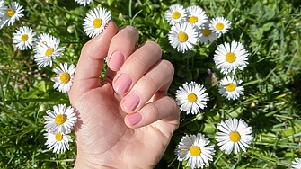 Пролетта е тук! 11 красиви розови маникюра, които да пробваш този сезон