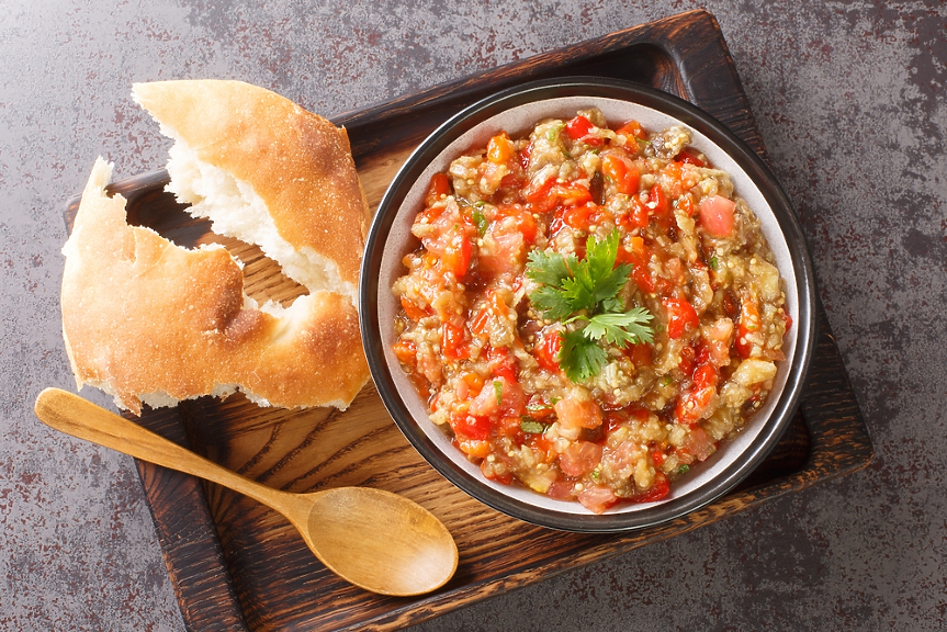 Летни бабини мезета и разядки: 5 рецепти с вкус на детство
