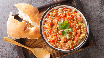 Летни бабини мезета и разядки: 5 рецепти с вкус на детство
