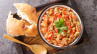 Летни бабини мезета и разядки: 5 рецепти с вкус на детство